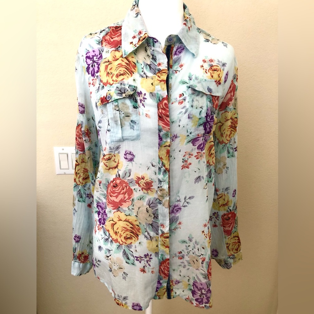 VINTAGE GOA floral top. Light blue floral in excellent condition. Sz L